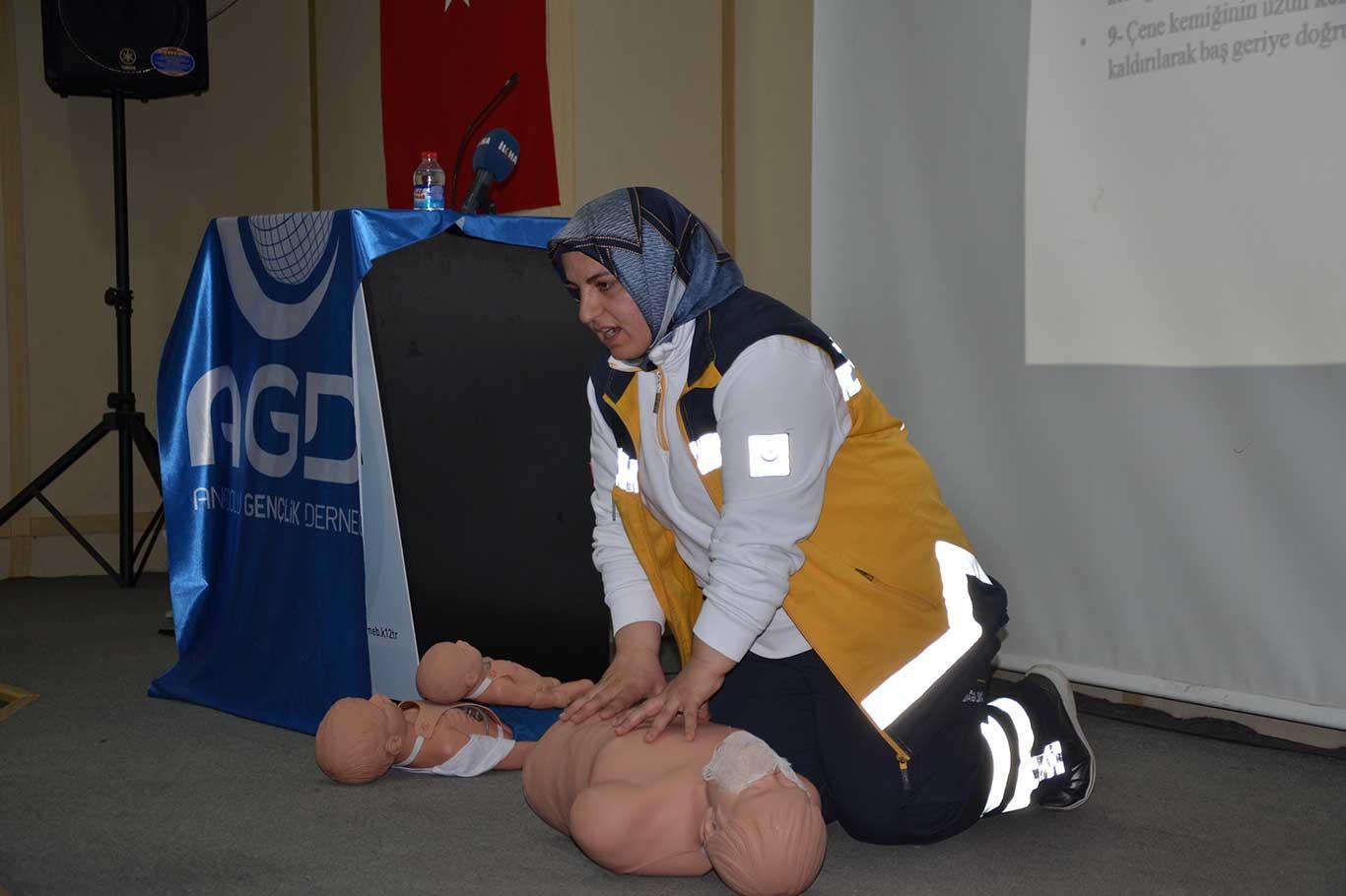 Anadolu Gençlik Derneği Diyarbakır Şubesi tarafından ilk yardım semineri verildi Anadolu Gençlik Derneği Diyarbakır Şubesi tarafından ilk yardım semineri verildi
